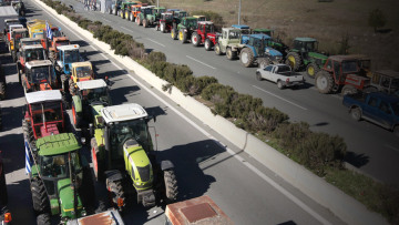 Ντόμινο μπλόκων στήνουν από αύριο οι αγρότες 