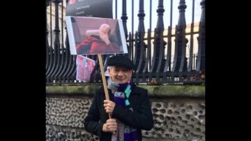 Τα πιο... ευφάνταστα πλακάτ από τις πορείες των γυναικών κατά του Τραμπ