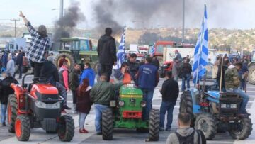 Οι αγρότες έκλεισαν την Εθνική οδό σε Λάρισα και Αίγιο