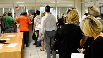 Κλείνουν κατά χιλιάδες τα «μπλοκάκια» - Τετραπλάσιες οι εισφορές που καλούνται να πληρώσουν 