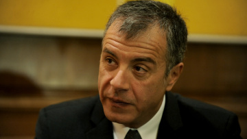 Με δύο μαύρες φωτογραφίες «γιόρτασε» τα δύο χρόνια της κυβέρνησης ο Σταύρος Θεοδωράκης