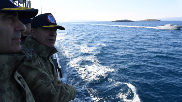 Τουρκική προπαγάνδα: 22 φωτογραφίες με τον Τούρκο αρχηγό στα Ίμια