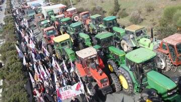 Οι αγρότες κατεβάζουν τα τρακτέρ στο κέντρο της Λάρισας