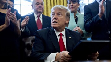 Amazon, Microsoft και Expedia «ανοίγουν πόλεμο» με τον Τραμπ