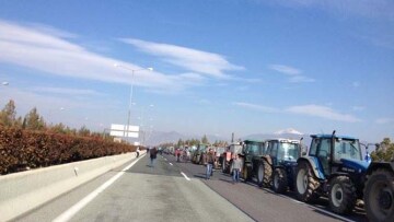 Αγρότες: Έκλεισαν την Αθηνών- Θεσσαλονίκης στη Νίκαια και τον Πλατύκαμπο