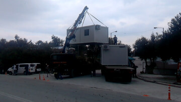 Μετά τους θανάτους μεταναστών, τοποθετούν τα κοντέινερ στη Μόρια