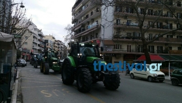 Με τα τρακτέρ τους οι αγρότες έξω από το υπουργείο Μακεδονίας - Θράκης 