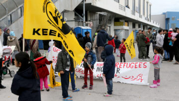 Συνεχίζουν για δεύτερη ημέρα την απεργία πείνας οι μετανάστες στο Ελληνικό - Επίσκεψη από Μουζάλα 