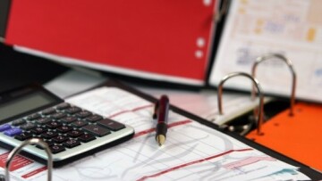 Μεταβατική εισφορά 10% για τα «μπλοκάκια» η λύση της κυβέρνησης