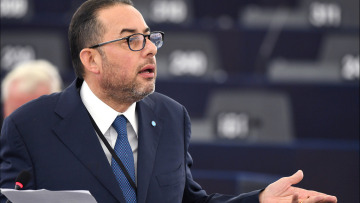 Πιτέλα: «Ο Σόιμπλε παίζει πάντα με τη φωτιά όταν πρόκειται για την Ελλάδα» 