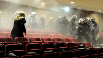 Δίκη ΧΑ: Πρωτοφανή επεισόδια με υβριστικά συνθήματα και ρίψη αντικειμένων από χρυσαυγίτες