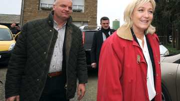 Σκάνδαλο στη Γαλλία: Με χρήματα της ΕΕ η Λεπέν πλήρωνε σωματοφύλακα ως «κοινοβουλευτικό βοηθό»