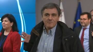 Βίντεο: Η αναχώρηση του προβληματισμένου Τσακαλώτου από το Eurogroup