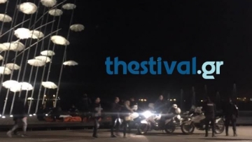 Θεσσαλονίκη: Νεαρός σκαρφάλωσε στις «Ομπρέλες» του Ζογγολόπουλου και... δεν κατέβαινε