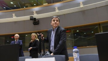 «Καρότο και μαστίγιο» για να περάσουν τα μέτρα και να κλείσει η αξιολόγηση