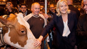 Όταν η Μαρίν Λεπέν χάιδεψε μια αγελάδα