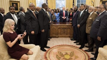 Η σύμβουλος του Τραμπ με τα πόδια στον καναπέ του Οβάλ Γραφείου