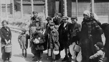 Ανέκδοτες φωτογραφίες από το Άουσβιτς: Γυναίκες και παιδιά βαδίζουν προς τον θάνατό τους...