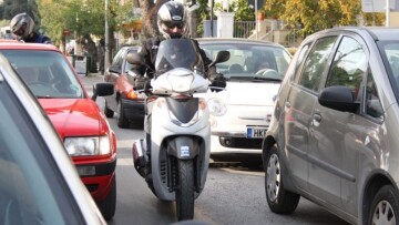 Άρειος Πάγος: Τα μηχανάκια που κινούνται ανάμεσα στις λωρίδες φταίνε σε περίπτωση ατυχήματος