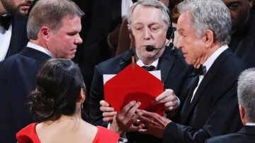 Φωτογραφίες από την «γκάφα του αιώνα» στα Όσκαρ: Ο «φταίχτης» είχε το νου του... στο Twitter