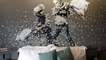 Ο Banksy ... ζωγραφίζει και ανοίγει ξενοδοχείο στο ισραηλινό τείχος στη Βηθλεέμ