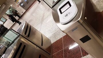 Μοναστηράκι: Άγνωστοι κατέστρεψαν ξανά ακυρωτικά μηχανήματα στον Ηλεκτρικό