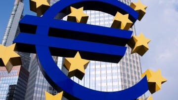 Bloomberg: Η Ελλάδα θα πρέπει να ενταχθεί στο πρόγραμμα αγοράς ομολόγων της ΕΚΤ