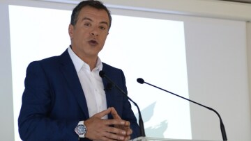 Θεοδωράκης για Τσίπρα: Μετά την επιτυχία με τα νταούλια, αυτοπροβιβάστηκε σε συνθέτη