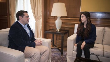 Ο Τσίπρας εύχεται στην Κούνεβα, την Μάγδα Φύσσα, τις οροθετικές, τις γιαγιάδες της Λέσβου...