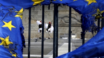 Bloomberg: Τα έξι βήματα που μπορεί να οδηγήσουν την Ελλάδα εκτός ευρωζώνης