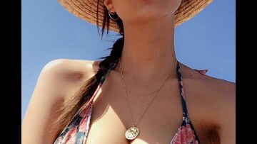 Η Εμιλι Ρατακόφσκι βγάζει ξανά selfie... το γνωστό της σημείο