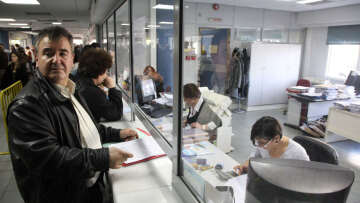 ΕΛΣΤΑΤ: Μειώθηκαν οι μισθοί το τελευταίο τρίμηνο του 2016