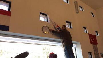 Εκλογικό τμήμα στην Ολλανδία ήταν γεμάτο με τουρκικές σημαίες και υλικό υπέρ του Ερντογάν