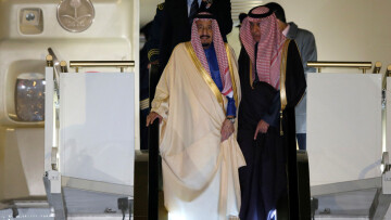 Ο Σαουδάραβας βασιλιάς «ξαναχτυπά»: 2 χρυσές σκάλες, 10 αεροπλάνα, 500 λιμουζίνες και 1.200 δωμάτια