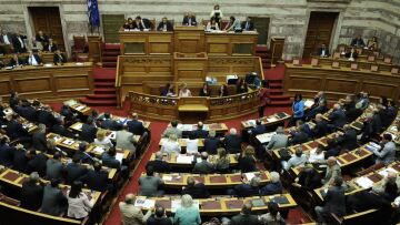 «Ξέχασαν» να εντάξουν στα θύματα του «κόφτη» για τις συντάξεις τους βουλευτές