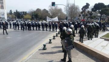 Επεισόδια στην Θεσσαλονίκη: Αντιεξουσιαστές και εθνικιστές στον Λευκό Πύργο