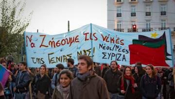 Το Twitter τρολάρει τους νεολαίους ΣΥΡΙΖΑ: Τα μνημόνια τα σκίζουμε ή τα υπογράφουμε;