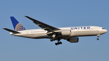 Χαμός στα social media: Η United Airlines απαγόρευσε την πτήση σε έφηβες λόγω... κολάν 