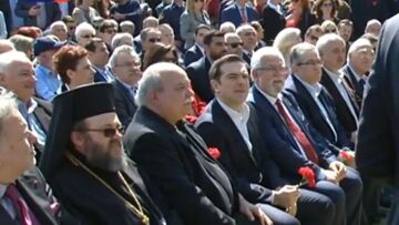 Με κόκκινο γαρύφαλλο στα χέρια στην εκδήλωση για τον Μπελογιάννη ο Τσίπρας