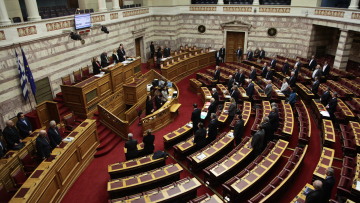 Βουλή: Με «συμψηφισμό» επώδυνων μέτρων και σκανδάλων ξεκίνησε η συζήτηση για την «υπόθεση Παπαντωνίου»