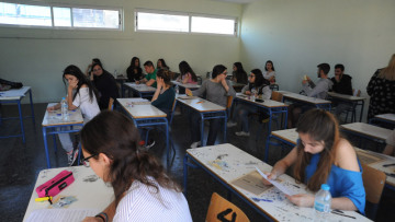 Πανελλαδικές: Κόβουν εισακτέους γιατρούς και βάζουν... κλωστοϋφαντουργούς