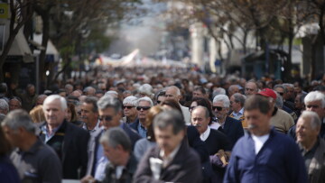 Χιλιάδες συνταξιούχοι διαδήλωσαν στο κέντρο της Αθήνας -«Δεν αντέχουμε άλλες περικοπές» 