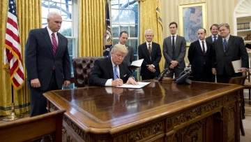 ΗΠΑ: Οριστικά εκτός του Συμβουλίου Εθνικής Ασφαλείας ο Στίβεν Μπάνον 