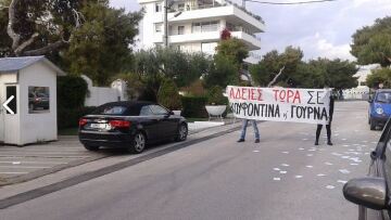 Αναρχικοί σήκωσαν πανό για τον Κουφοντίνα έξω από το σπίτι της Μπακογιάννη