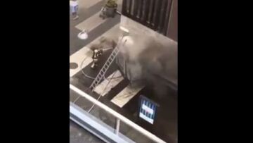 Βίντεο: Η στιγμή που το φορτηγό της επίθεσης στη Στοκχόλμη έχει τυλιχτεί στις φλόγες