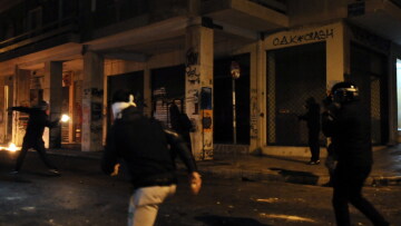 Μολότοφ και πετροπόλεμος εναντίον ΜΑΤ στα Εξάρχεια