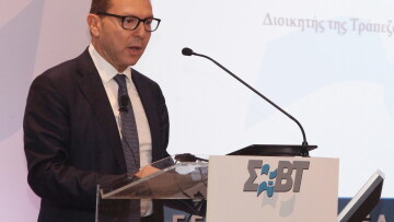 Μήνυση εναντίον του Κώστα Βαξεβάνη κατέθεσε η σύζυγος του Γιάννη Στουρνάρα