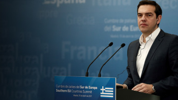 Spiegel: Η επώδυνη συμφωνία του Τσίπρα μπορεί να οδηγήσει σε πρόωρες εκλογές