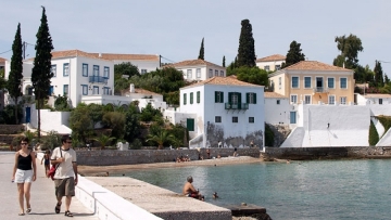 Οι Έλληνες ταξιδεύουν με οργανωμένα πακέτα φέτος το Πάσχα