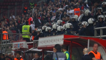 Ένταση στο «Καραϊσκάκη» ανάμεσα σε οπαδούς του Ολυμπιακού και δυνάμεις των ΜΑΤ